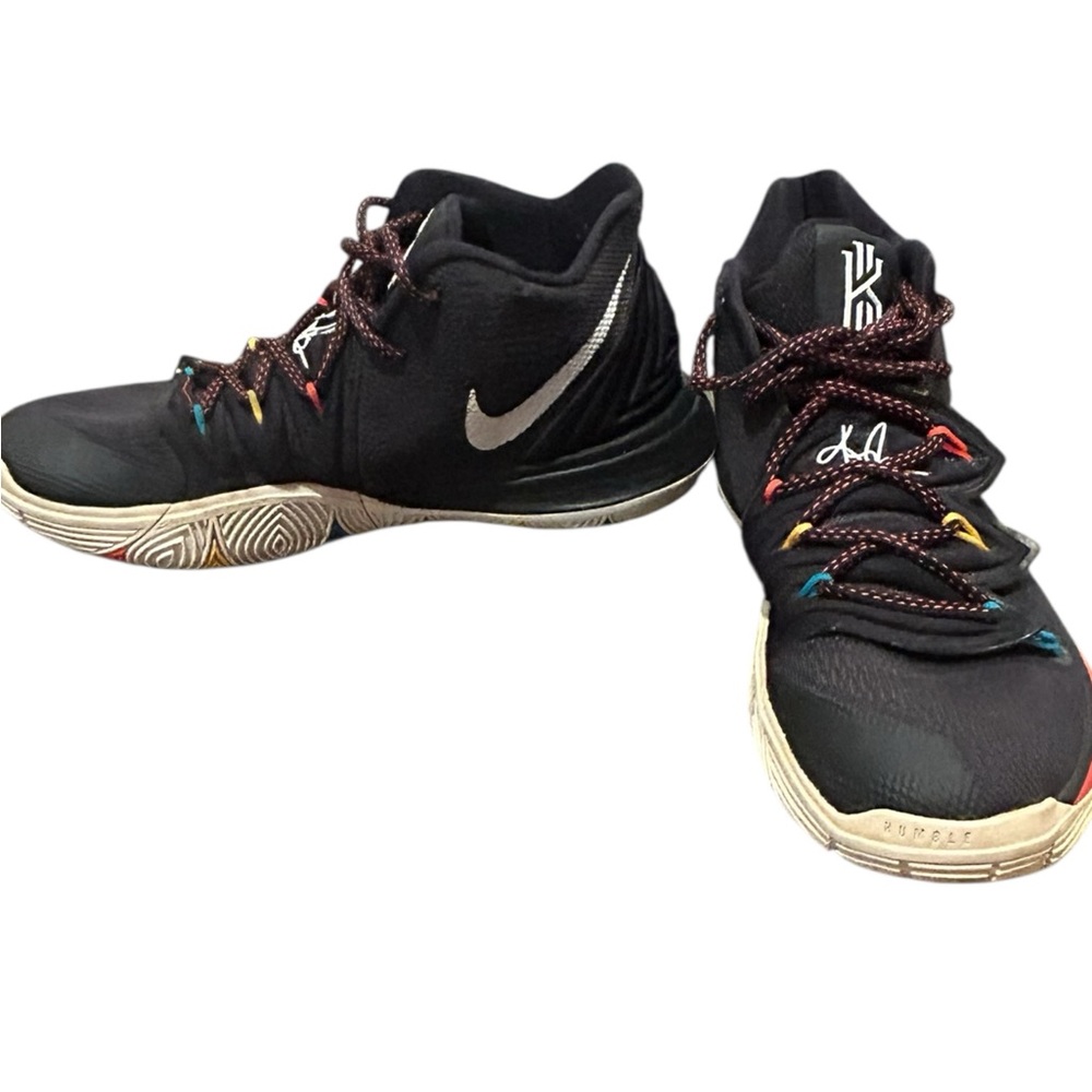 Nike Kyrie FRIENDS size 9 - Picture 4 of 9
